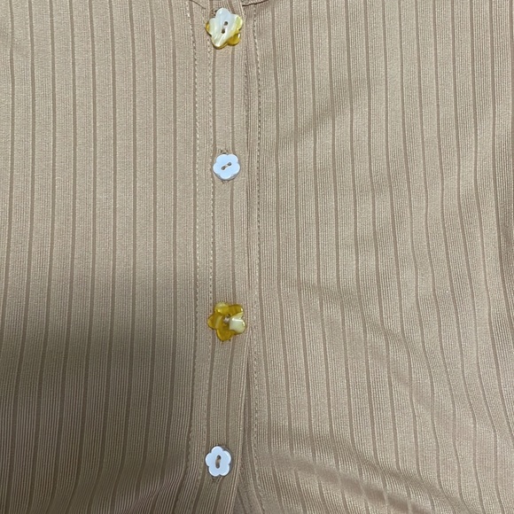 3/$20 NWT brown button up shirt with funky buttons small - Picture 7 of 7